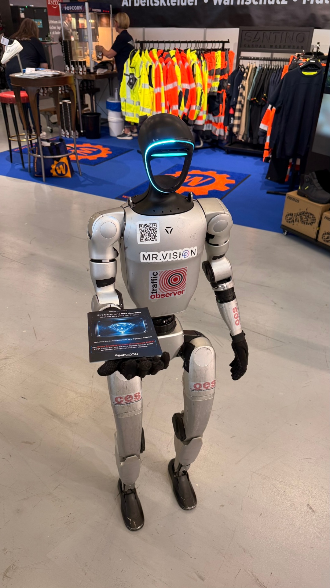 Humanoider Roboter zu Besuch am Simplicon Stand an der Suisse Public 2026